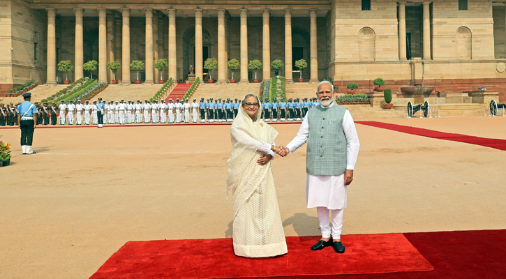 দিল্লিতে শেখ হাসিনাকে লাল গালিচা সংবর্ধনা
